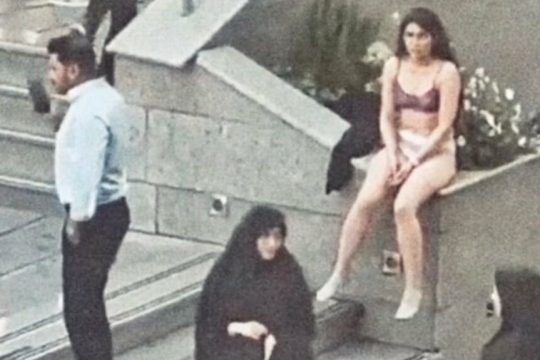 Στιγμιότυπο από βίντεο με τη νεαρή φοιτήτρια να έχει πετάξει τα ρούχα της